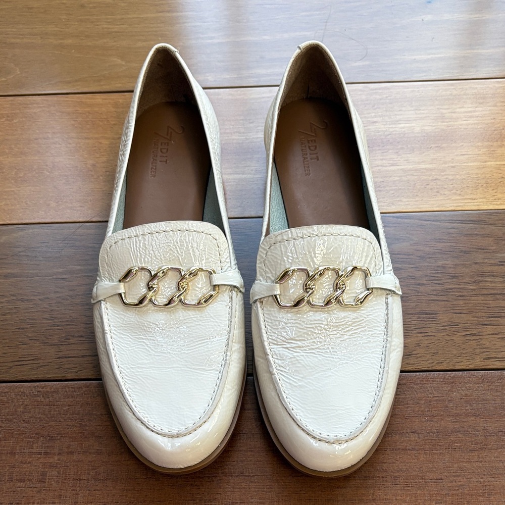 Naturalizer Cream Off White Loafers with Gold Chain Accent size 11